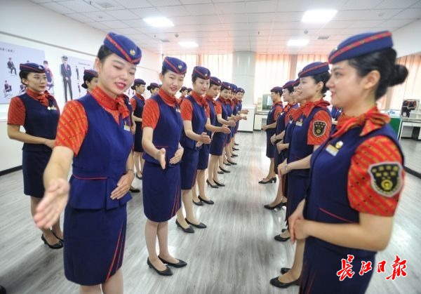 “咬着筷子练微笑”的背后 武汉高铁明星服务队的礼仪是怎样炼成的？